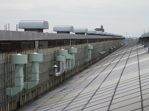 建屋屋上に並ぶファン